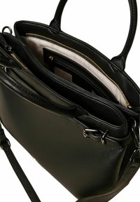 Borsa a mano in pelle nera con doppi manici, scomparto principale con cerniera, tasche interne e tracolla rimovibile.