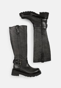 Bottes noires en cuir, montantes jusqu'au genou, avec une finition texturée, un accent en boucle et une semelle en caoutchouc épais présentant un motif cramponné pour une meilleure adhérence.