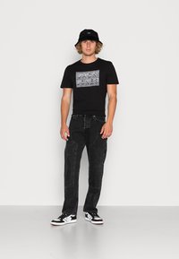 Jack & Jones JJIEDDIE JJCARPENTER  - Calças de ganga de corte relaxado - Black