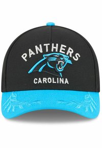 Schwarze Kappe mit blauen Schirm, ausgestattet mit gesticktem "PANTHERS"-Text und einem Panther-Logo. Der Schirm hat ein strukturiertes Muster und dekorative Akzente.