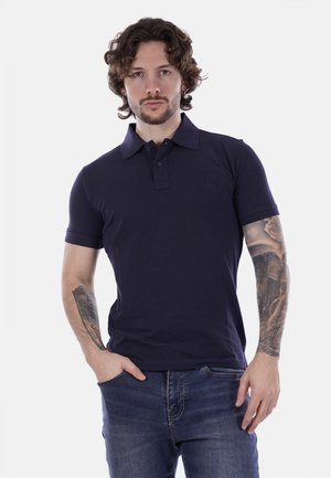 Polo corto a maniche corte blu navy in cotone, con colletto a due bottoni e un sottile dettaglio del logo sul petto.