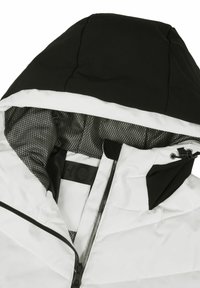 Veste isolante avec une capuche noire et un corps blanc. Elle dispose d'une fermeture éclair, d'une doublure en maille et d'une sangle interne robuste pour les ajustements.