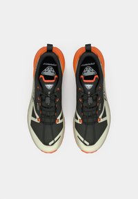 Μαύρα και γκρι αθλητικά παπούτσια με πορτοκαλί λεπτομέρειες, διαθέτοντας υφή στην επάνω επιφάνεια, κλειστό στήσιμο κορδονιών και μαξιλαρωτή σόλα.