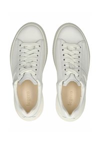 Sneaker bianche in pelle con punta rotonda, lacci piatti e suola in gomma testurizzata. L'interno presenta una morbida fodera con il logo del marchio impresso.
