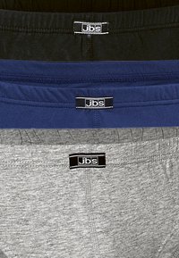 Svarta, marinblå och grå herrboxershorts staplade. Varje par har en elastisk midja med "Jbs" logotag, slät tygyta och en enkel design.