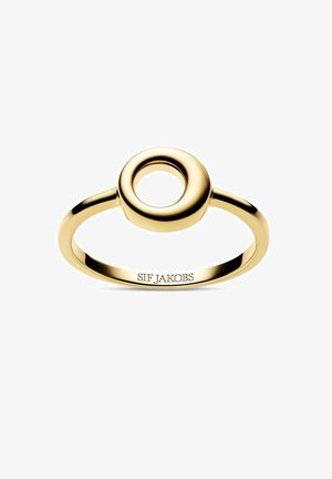 Guldring med en cirkulær hule bezel, glat band gravere med "SIF JAKOBS" på hvid baggrund.