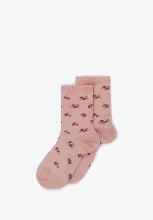 Lyserøde bomuldsokker med et blomsterdesign, der har små røde og grønne blomster. Ribbet top, mellemhøj, blød tekstur.