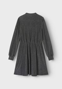 Zwarte glinsterende jurk met lange mouwen, kraag, geplooide taille en uitlopende rok. Gemaakt van een gestructureerde, glinsterende stof.