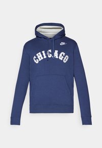 Marineblå Nike hettegenser med kengurulomme, med "CHICAGO" i hvit, teksturert skrift, og en hvit Nike-logo på skulderen.