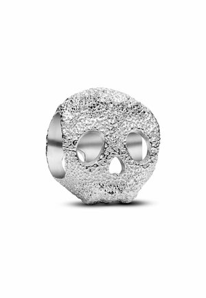 Silberner, strukturiert Skull-Ring mit hohlen Augen und Nase auf einem weißen Hintergrund.