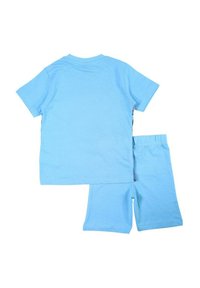 T-shirt à manches courtes en coton bleu clair et short assorti, présentant un design simple avec une texture douce et une coupe décontractée.