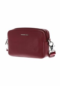 Petit sac bandoulière rectangulaire en cuir bordeaux avec fermoir en argent et logo Mandarina Duck à l'avant.
