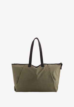 Gran bolsa tote verde oliva con asas negras y cierre superior con cremallera, hecha de un tejido suave y ligeramente arrugado.