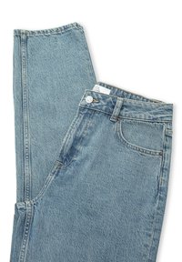 Pantalones vaqueros de mezclilla de color azul claro con un acabado ligeramente desvaído, diseño de pierna recta, bolsillos frontales y cierre de botón en la cintura.