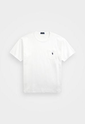 Witte T-shirt met korte mouwen en ronde hals, voorzien van een borstzakje met een klein donker polo-speler logo.