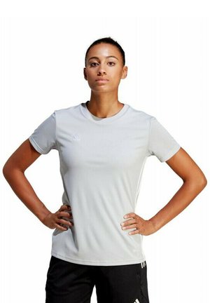 Hellgraues sportliches T-Shirt mit kurzen Ärmeln, Rundhalsausschnitt, strukturierten Akzenten auf den Schultern und kleinem Logo auf der Brust.
