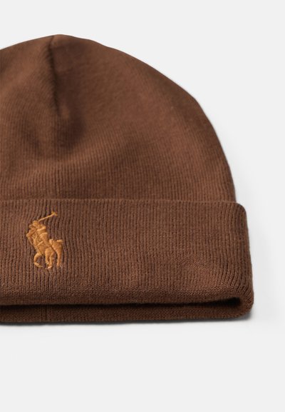 Gorro de malha castanho com textura canelada e vira dobrado. Logótipo bordado em castanho claro na frente. Material suave.