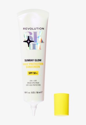 Zonnebrandcrème tube met een witte behuizing en holografische "Revolution Skin" tekst. Gele dop. De tekst geeft SPF 50+, UVA/UVB bescherming en een inhoud van 50 ml aan.