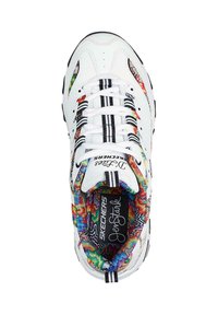 Weiße Sneaker mit einem mehrfarbigen Innenfutter mit wellenförmigen Mustern, schwarz-weißen gestreiften Schnürsenkeln und einer strukturierten Außensohle.