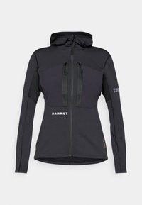 Černá sportovní bunda s kapucí, vybavená zipovými kapsami a strukturovanou částí na rukávech. Logo na přední straně a na rukávu. Materiál navržený pro flexibilitu.