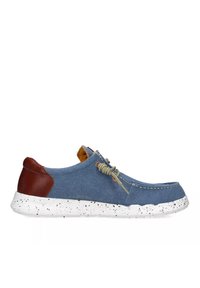 Scarpa in denim con dettagli in pelle marrone, suola bianca maculata e lacci elastici colorati. Presenta una punta arrotondata e cuciture a vista.