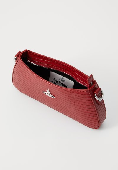 Κόκκινη ψεύτικη δερμάτινη τσάντα με υφή κροκόδειλου, κλείσιμο με φερμουάρ και ασημί υλικά που τονίζουν το λογότυπο στην πρόσοψη.