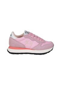 Scarpone sportivo rosa realizzato in suede e mesh, con tallone bianco, accenti rosa a contrasto, punta arrotondata e suola in gomma nera.