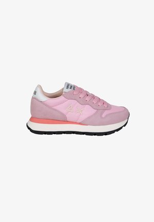 Scarpone sportivo rosa realizzato in suede e mesh, con tallone bianco, accenti rosa a contrasto, punta arrotondata e suola in gomma nera.