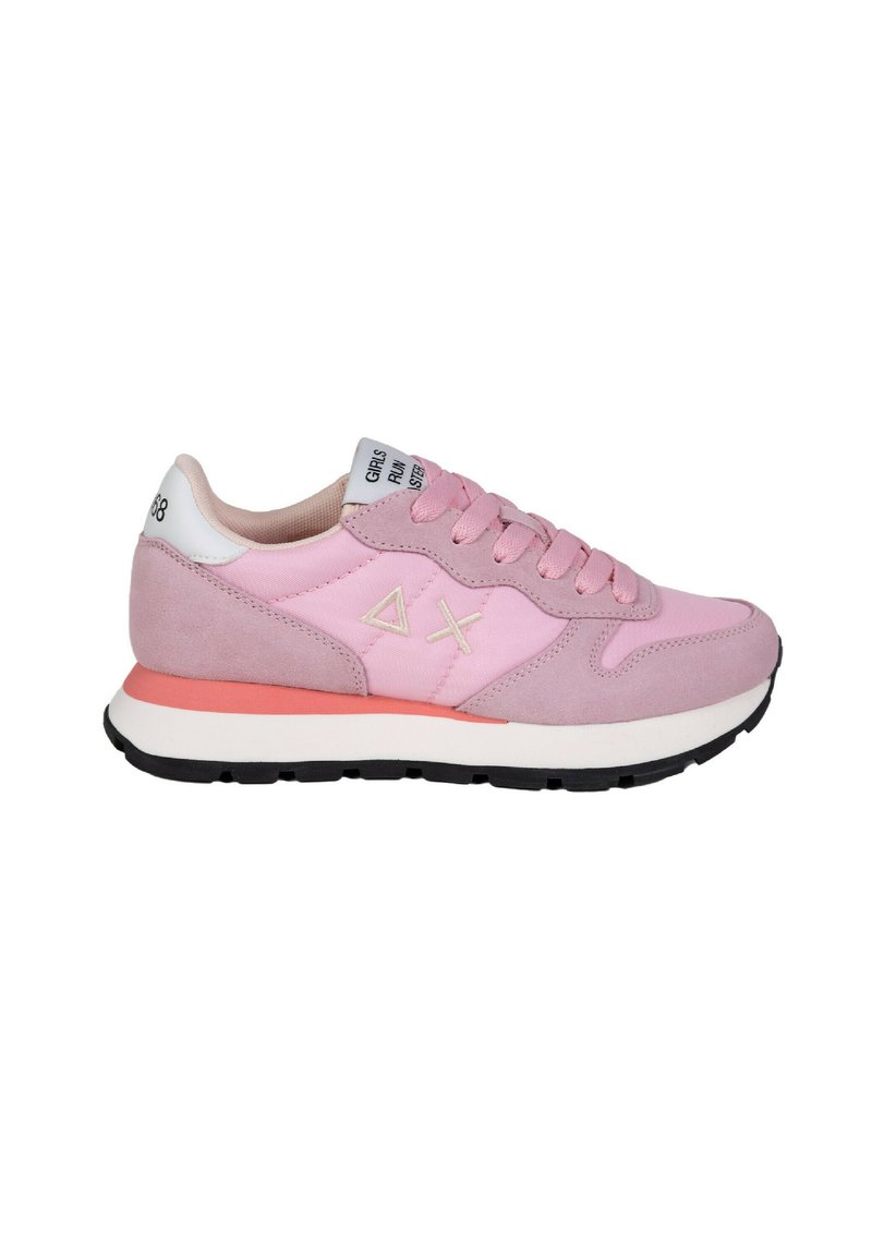 Scarpone sportivo rosa realizzato in suede e mesh, con tallone bianco, accenti rosa a contrasto, punta arrotondata e suola in gomma nera.