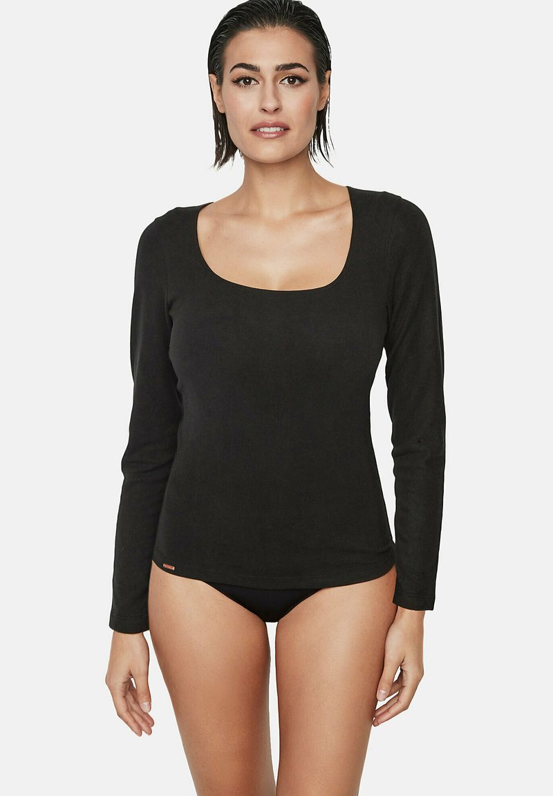 Haut noir à manches longues avec un décolleté carré, fabriqué en tissu doux. Présente une coupe ajustée et des détails de marque discrets à l'ourlet.