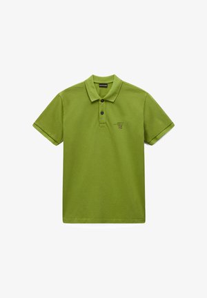 Polo verde a maniche corte con colletto, due bottoni neri e piccolo logo con testo e bandiera sul petto a sinistra.