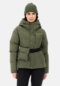 Olijfgroene gewatteerde jas met een capuchon, verstelbare trekkoorden, een ceintuur in de taille en een drukknoopzak aan de voorkant. Gecombineerd met een bijpassende muts.