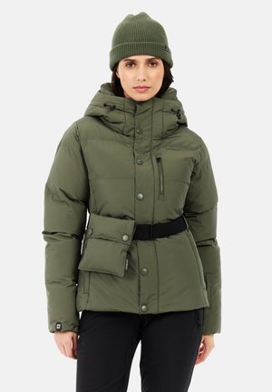 Olijfgroene gewatteerde jas met een capuchon, verstelbare trekkoorden, een ceintuur in de taille en een drukknoopzak aan de voorkant. Gecombineerd met een bijpassende muts.