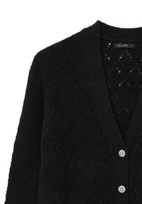 Schwarzer Cardigan mit Diamantmuster, ausgestattet mit einem V-Ausschnitt und drei glänzenden Knöpfen als Akzente. Hergestellt aus weichem, strukturiertem Stoff.
