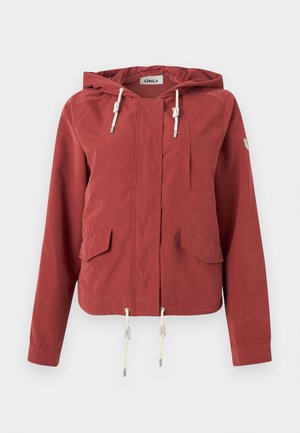 Veste à capuche rouge rouille avec fermeture éclair à l'avant, deux poches à rabat, une poche poitrine et des cordons réglables à la capuche et à l'ourlet.