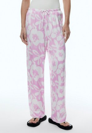 Roze bloemenpyjama broek van een lichte, zachte stof. Voorzien van een elastische tailleband met een trekkoord en een relaxte pasvorm.