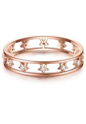 Rose gold sormus, jossa on leikattuja tähtimalleja, koristeltuna pienillä kirkkailla jalokivillä. Sujuva, kiillotettu pinta ja hoikka muotoilu.