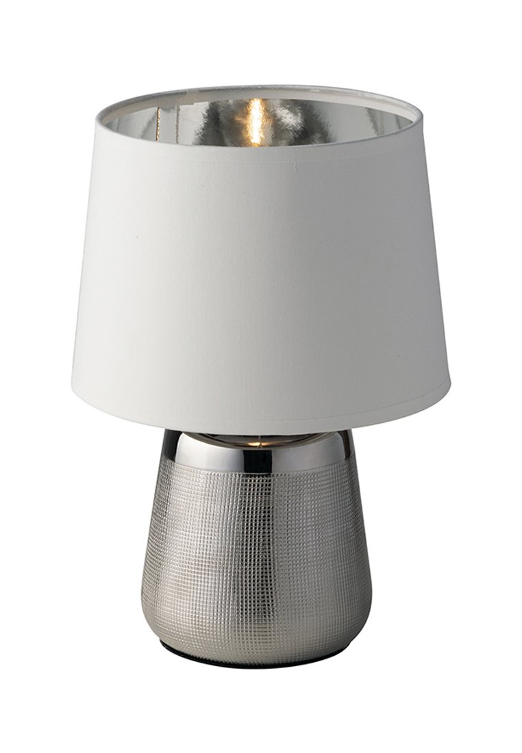 Srebrna metalowa podstawa lampy o teksturowym wykończeniu, zwieńczona białym abażurem z tkaniny. Okrągły kształt, nowoczesny design, odbijający światło od środka.