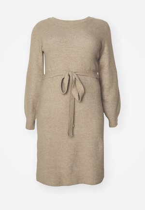 Kootud kleit heledas beežis, ribastatud tekstuuriga. Omab pikki varrukaid, ümmargust kaelust ja kangast vööd, mis on seotud vöökohtade ümber.