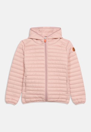 Lichtroze gewatteerd jack met capuchon, voorzien van een ritssluiting aan de voorkant en elastische manchetten, met een klein rond oranje logopatch op de linkermouw.