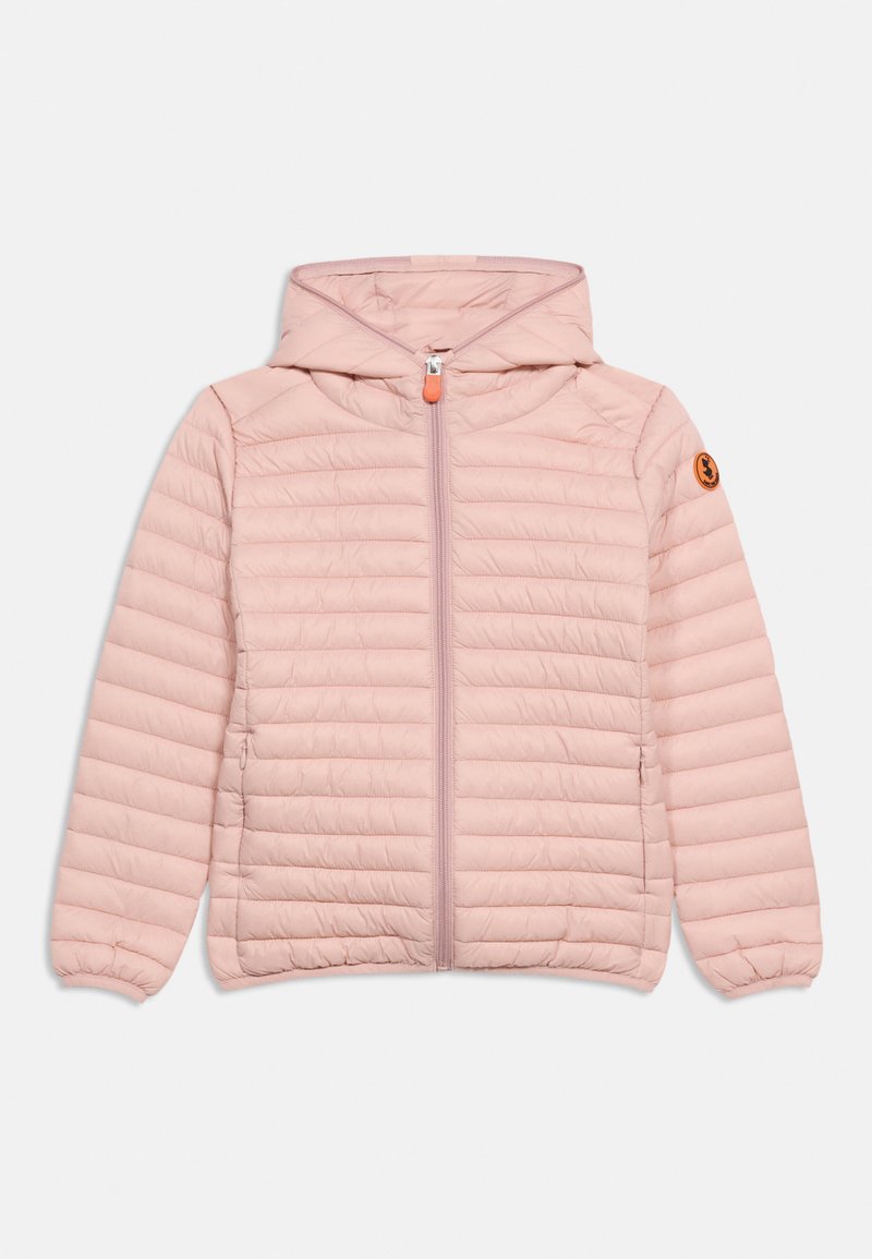 Ελαφρώς ροζ καπιτονέ μπουφάν με κουκούλα, μπροστινό φερμουάρ και ελαστικές μανσέτες, με ένα μικρό στρογγυλό πορτοκαλί λογότυπο στο αριστερό μανίκι.
