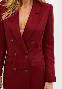 Burgundowa marynarka o podwójnym rzędzie guzików z klapami, akcentami guzików, teksturowanym materiałem i przednimi kieszeniami. Slim fit.