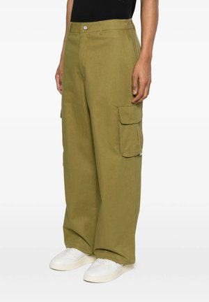 Pantaloni cargo verde oliva a gamba larga con tasche laterali con pattina, indossati con sneakers bianche e un top nero, mostrati dalla vita ai piedi.