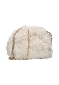 Kunstfelltasche in Creme, runde Form. Verfügt über einen geflochtenen beigen Griff und einen goldenen Kettenriemen. Weiche Textur mit flauschiger Oberfläche.