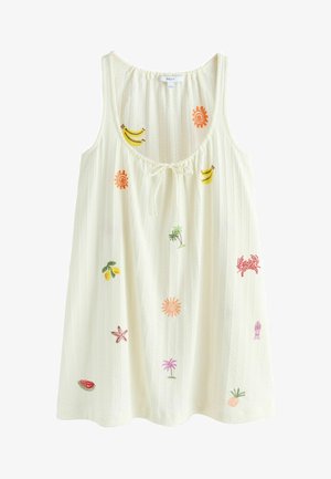 Biała sukienka bez rękawów z kolorowymi haftowanymi letnimi motywami, w tym bananami, słońcem, palmami, krabem, rozgwiazdą, arbuzem i ananasem.