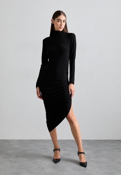 Schwarzes langärmeliges Kleid mit hohem Kragen und asymmetrischem Saum, das entlang der Seite eine geraffte Textur und eine taillierte Silhouette aufweist.