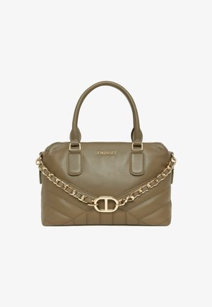 Sac à main en cuir vert olive avec matelassage en diamant rembourré, double poignées supérieures, et accent de chaîne dorée avec une boucle décorative.