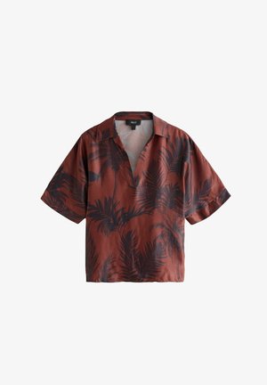 Chemise à manches courtes marron rouille avec motifs de palmiers foncés, col ouvert et coupe décontractée.
