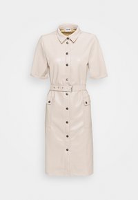 Beige faux läderklänning med krage, korta ärmar, framknäppning, bälte och två sidofickor. Slät textur och skräddarsydd passform.