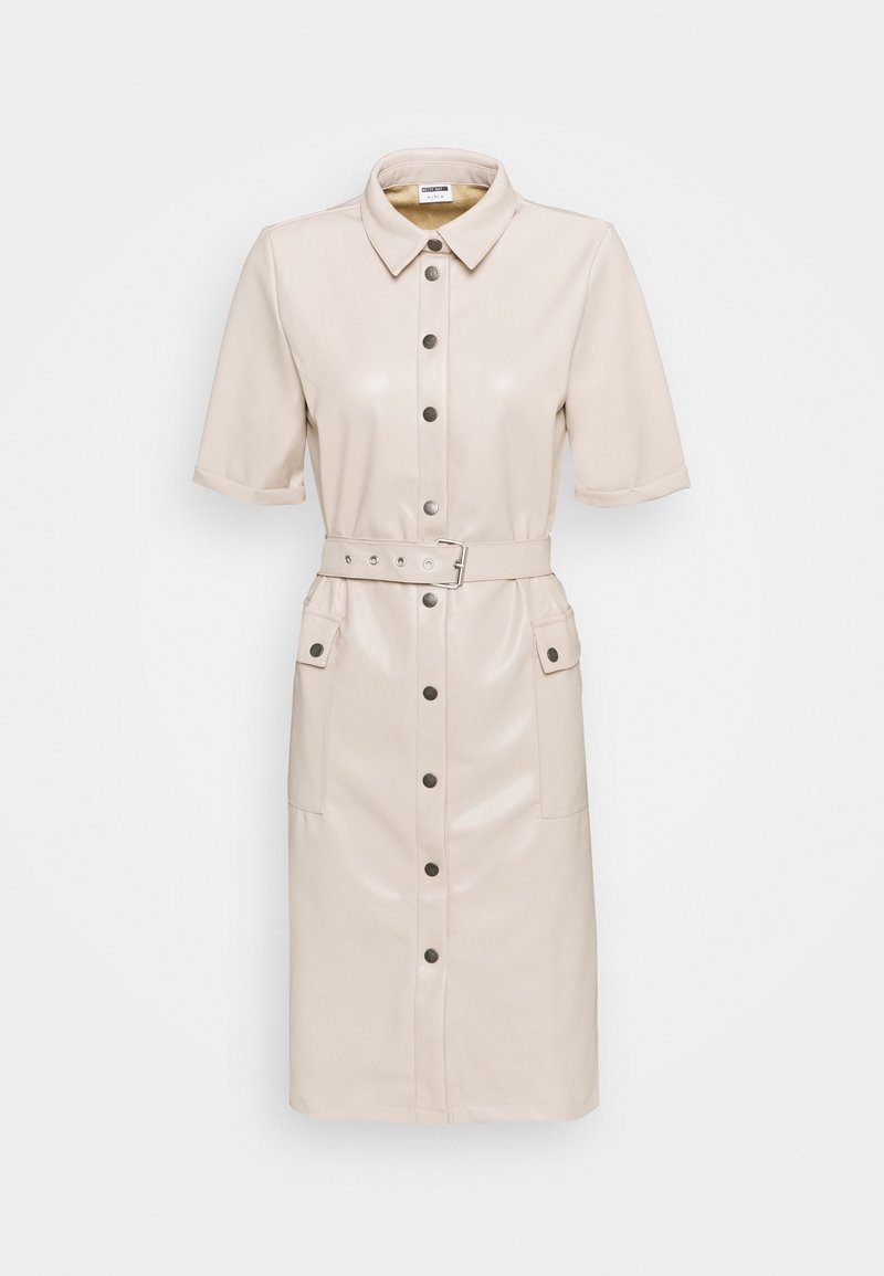 Beige faux läderklänning med krage, korta ärmar, framknäppning, bälte och två sidofickor. Slät textur och skräddarsydd passform.